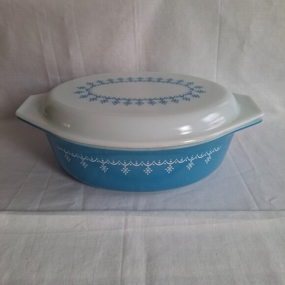 Vintage Pyrex Blue White Snowflake Garland 045 2.5 Qt Casserole with 945C Lid - Picture 1 of 11